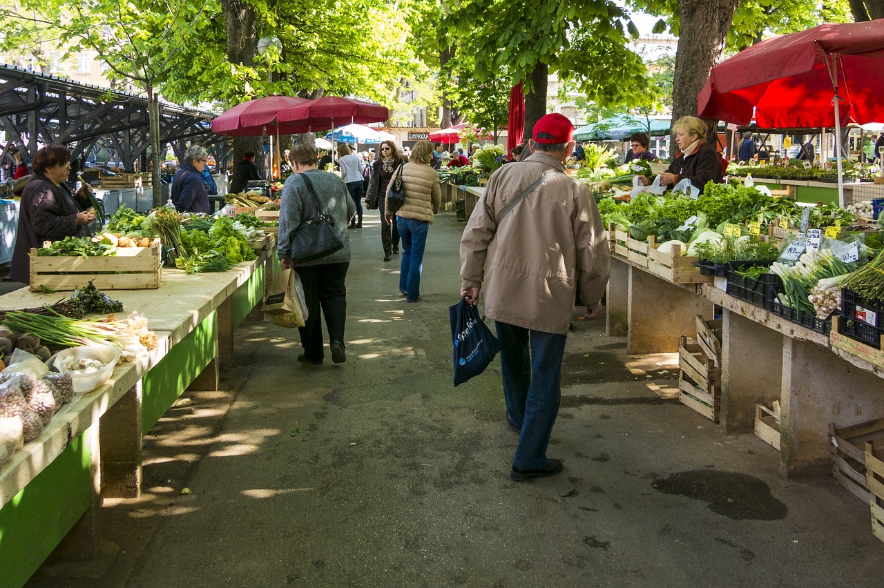 découvrez les délices de la cuisine locale, mettant en avant des ingrédients frais et authentiques de notre région. succombez aux saveurs uniques et soutenez les producteurs locaux en explorant les plats traditionnels qui racontent notre patrimoine culinaire.