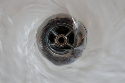 Économie d’eau dans la salle de bain : stratégies efficaces pour réduire votre consommation